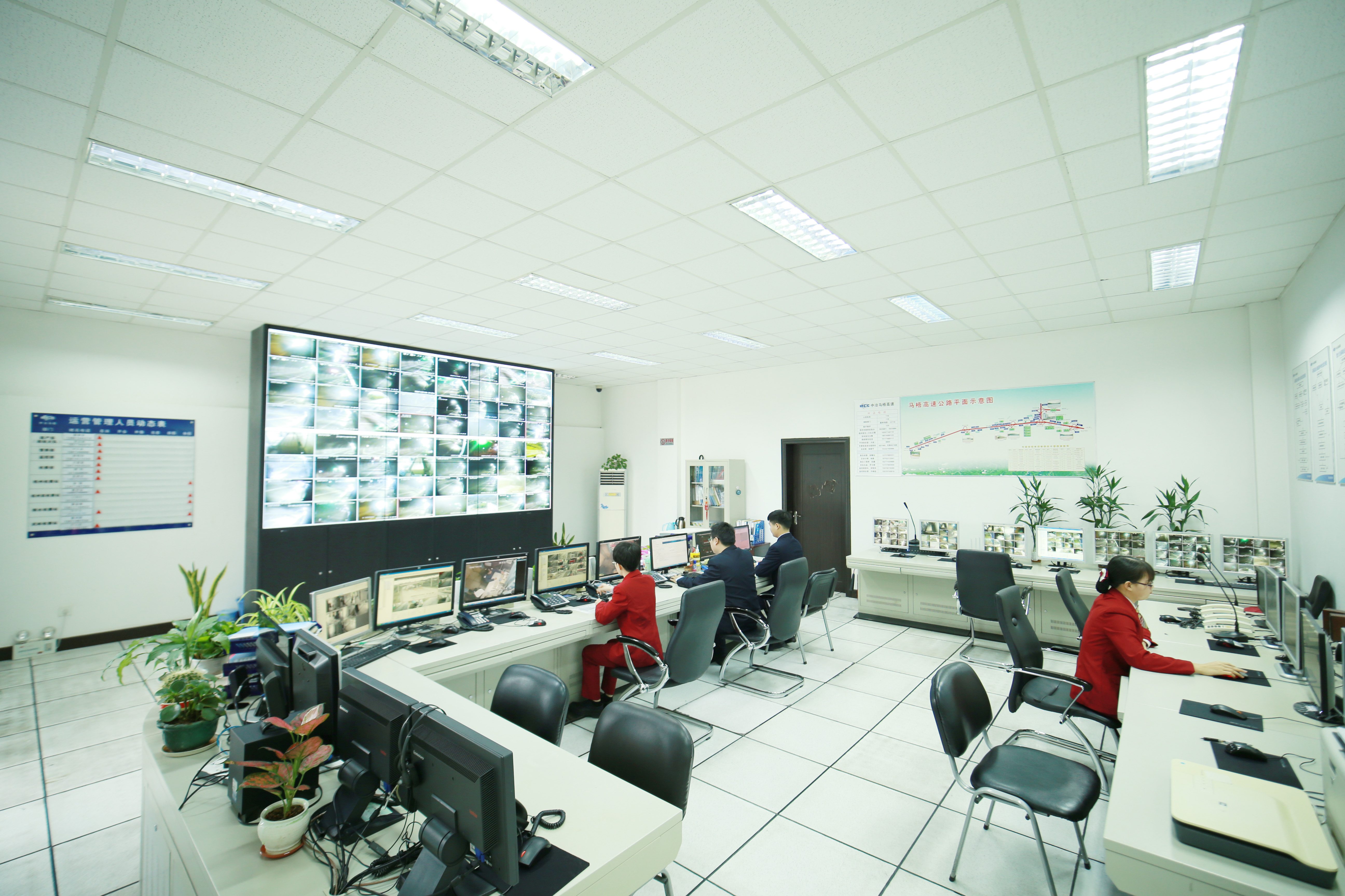 46.1.广西马梧高速公路安全设施工程.jpg